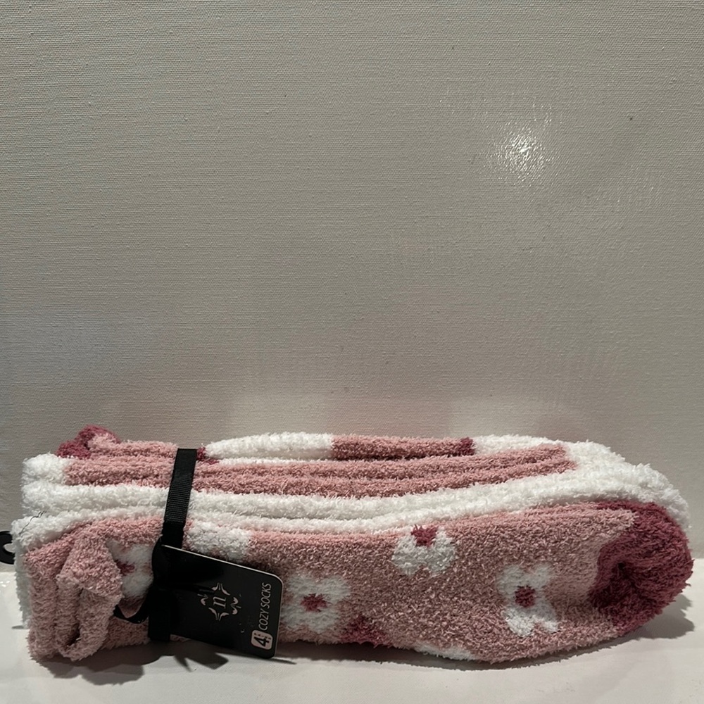 NWT Nanette Lepore (4) pairs Cozy Socks.